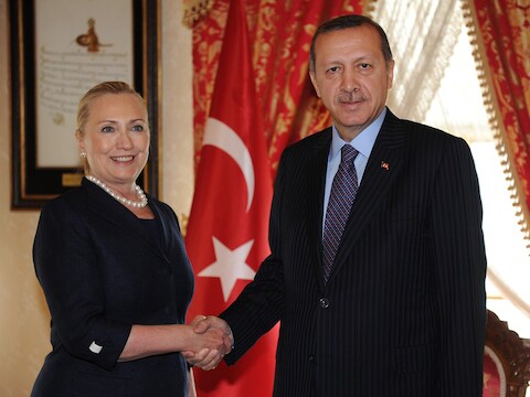 Clinton ontmoette vandaag de Turkse premier Erdogan voor overleg over Syrië.