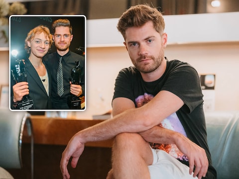 Lukas Dhont, Belgisch filmregisseur, scenarioschrijver en filmproducent, in Bar Bassie in Gent. Op de inzetfoto is hij te zien samen met acteur Eden Dambrine uit Close, elk met een Ensor in de hand.