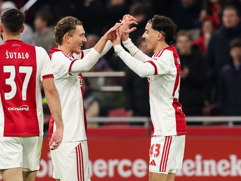 “Nu zullen ze wel stil zijn”: Belgen  leiden Ajax met 4 (!) goals naar winst, waarna Godts z’n plagende ploegmaat van repliek dient