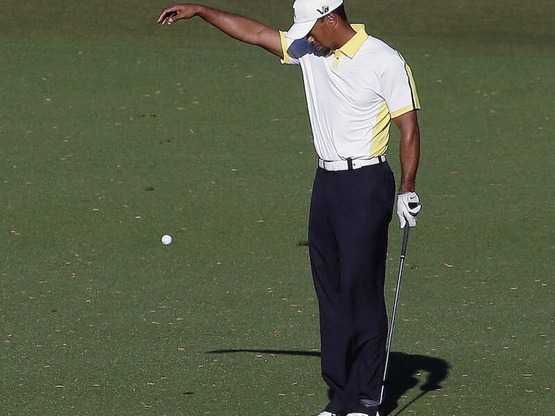Tiger Woods overtrad de regels door de bal op de verkeerde plek te leggen.