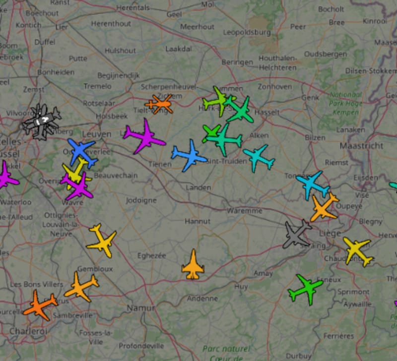 Er is duidelijk een lus te zien waarin de vliegtuigen wachten.