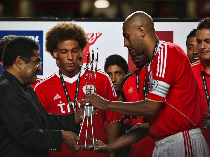 Anderson Silva (R) krijgt de 'Eusebio cup' uit handen van de enige echte Eusebio terwijl Axel Witsel toekijkt.