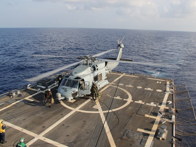 Een Sea Hawk helikopter aan baard van de destroyer USS Pinckney.