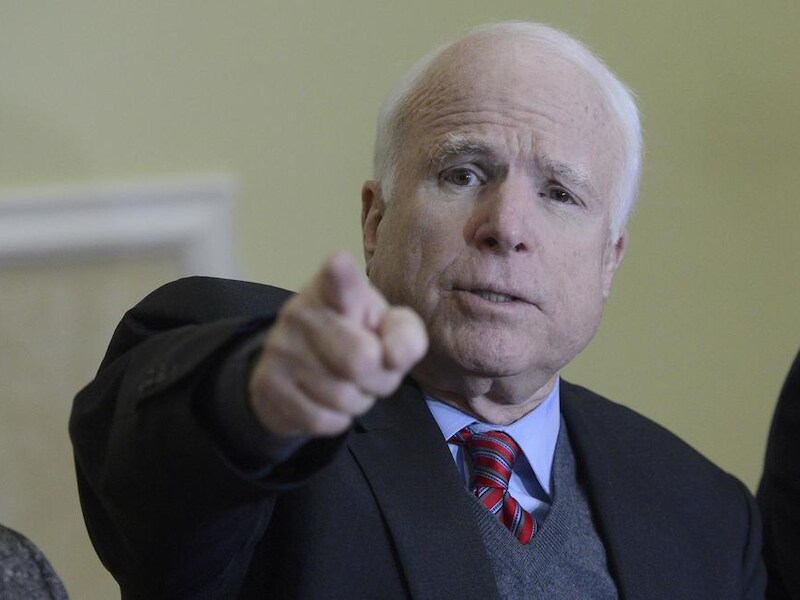 Ook de Amerikaanse senator John McCain is van de partij.
