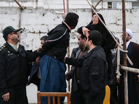 In april vergaf een moeder in Iran de moordenaar van haar zoon. Om deze reden werd de man niet geëxecuteerd.