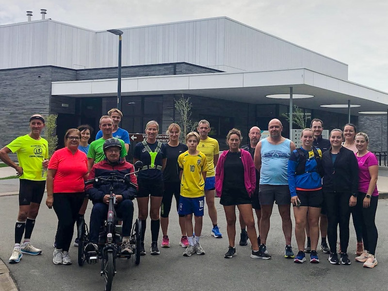 De Social Run bracht afgelopen maandag al 21 lopers op de been. Op de groepsfoto ontbreken initiatiefneemster Jill Vanroose, die de foto nam, Jolien, die later aansloot, en Nancy, die de route in omgekeerde richting liep.