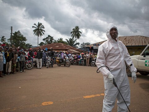Een hulpmedewerker in Kenema, Sierra Leone, een regio waar ebola hard heeft toegeslagen.