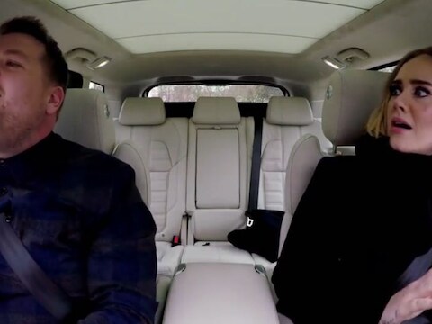 Adele verschiet zich een hoedje wanneer Corden de tweede stem van 'Hello' voor zijn rekening neemt.