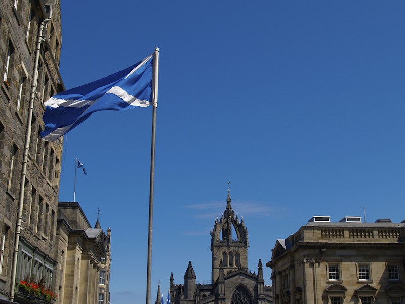 De Schotse vlag wappert in Edinburgh.