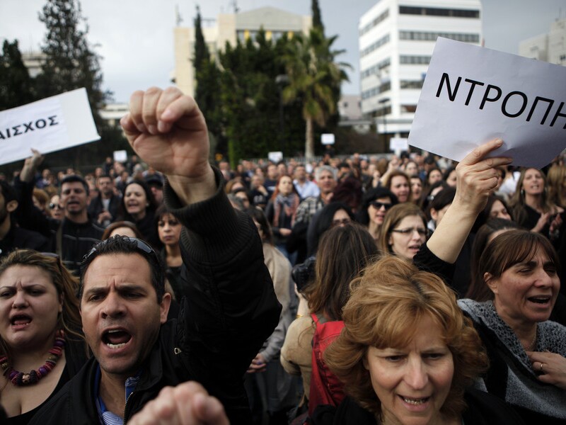 Een protest van werknemers van de Bank van Cyprus.