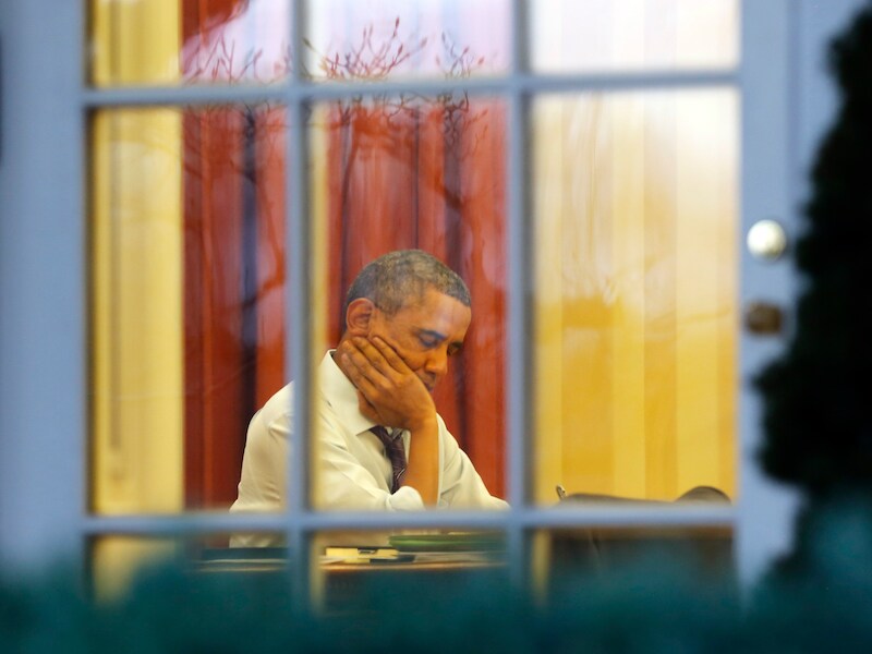 Barack Obama aan het werk in de Oval Office in Washington DC. Vanavond om 21 uur plaatselijke tijd presenteert hij zijn State of the Union aan het Congres.