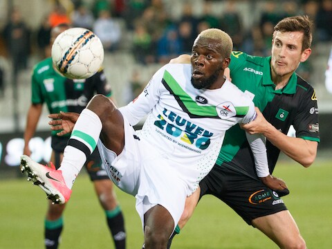 Yannick Loemba van OHL (links) in duel met Sebastiaan Brebels