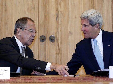 John Kerry (rechts) en zijn Russische ambtgenoot Sergei Lavrov op de APEC-top op Bali..