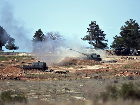 Archiefbeeld van Turkse artillerie aan de Syrische grens.