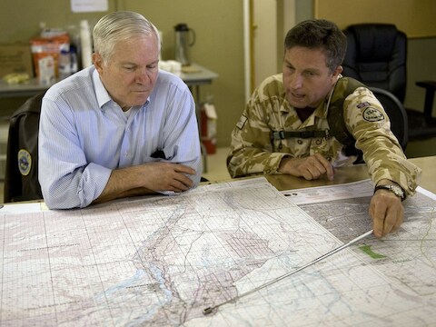 Archiefbeeld 2010. Robert Gates (links) en Nick Carter (rechts).