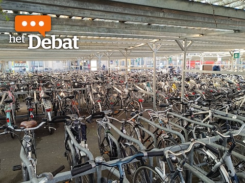 Archiefbeeld van de huidige fietsenstalling op het Stationsplein.