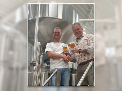 Luc Vermeersch van Brouwerij De Leite en Stijn Roels van Jus de Mer slaan de handen in elkaar.