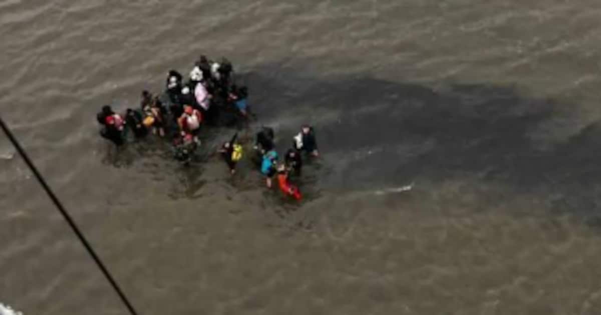 Tientallen ‘wadlopers’ gered in Nederland nadat ze vastzitten door opkomend zeewater