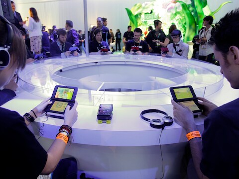 Gamers spelen op de E3 2013 met een Nintendo 3DS. (Archieffoto)