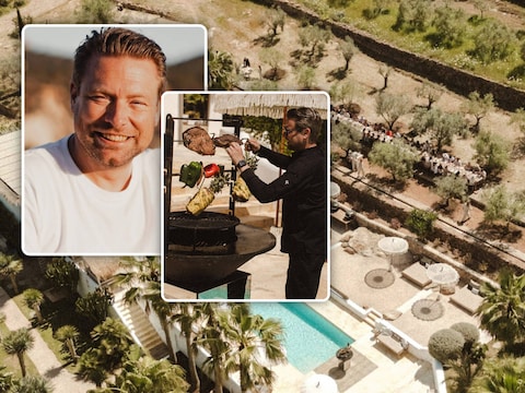 Vik Nelissen aan het werk in Ibiza (centraal). De lange tafel op de achtergrond is een van de vele locaties in Ibiza waar hij al voor een culinaire beleving zorgde.