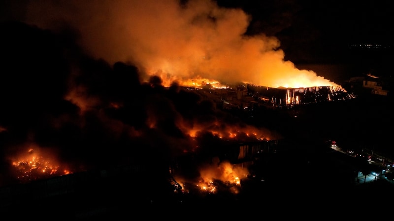 Varios comercios del lugar están en llamas.