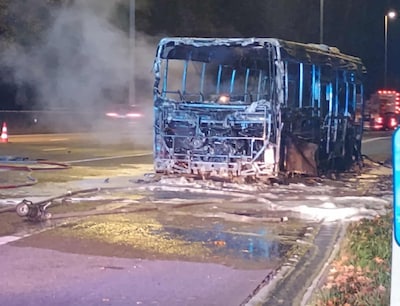 Bus brandt volledig uit op E40 in Ternat