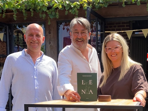Kurt Ostyn stelt zijn boek Lena voor bij uitbaters van eetcafé De Zon Thomas en Maaike.