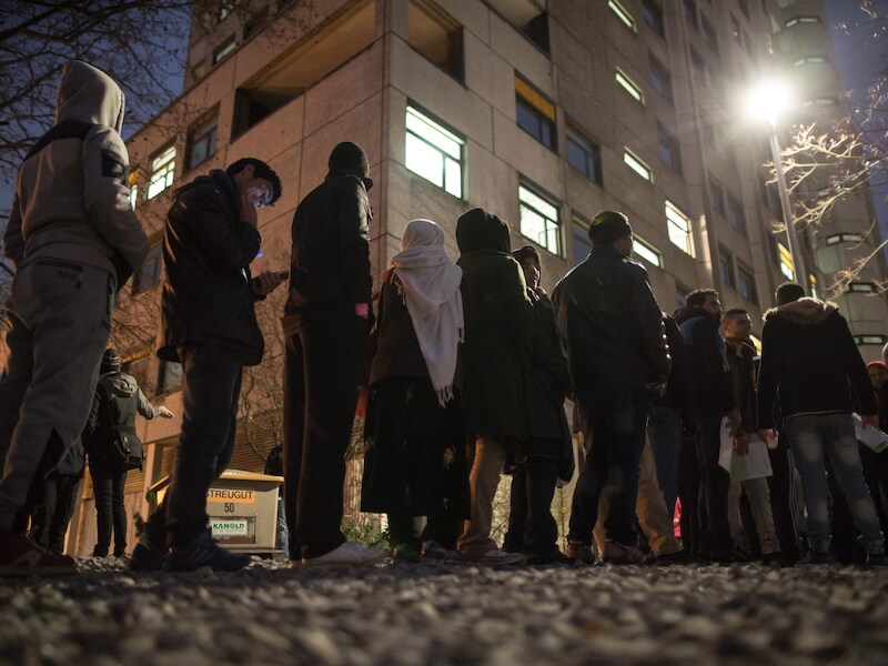 Vluchtelingen staan in de rij in Berlijn.