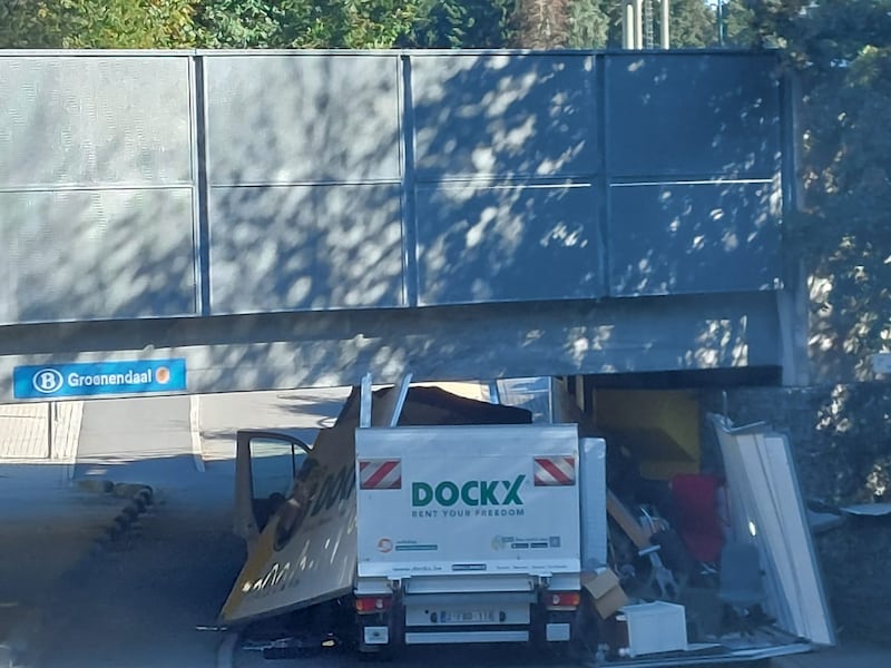 De bestuurder van de kleine vrachtwagen reed zich vast onder de spoorwegbrug in Groenendaal.