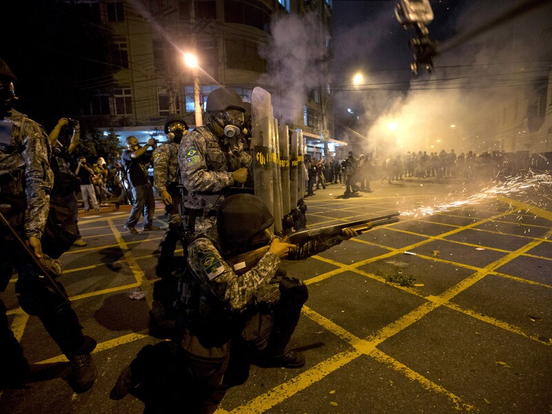 Tijdens de Confederations Cup van afgelopen zomer had de Braziliaanse politie grote moeite om de woedende demonstranten tegen te houden.