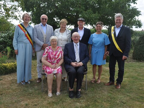 Henri en Clara met hun kinderen en een delegatie van het schepencollege van Lo-Reninge