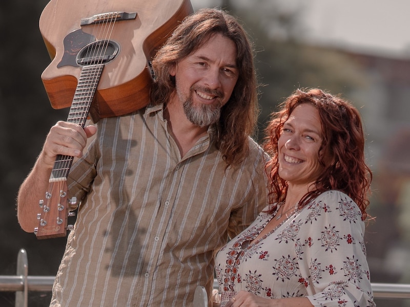 Het muzikale duo LunAcoustic met Dirk Derdaele en Nancy Neut uit Alveringem luistert Reveil in Nieuwpoort op