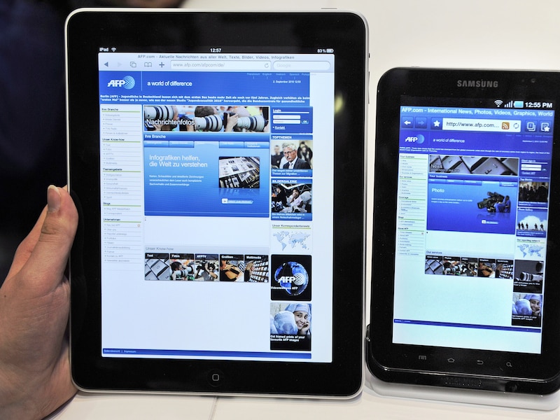 Links de iPad van Apple, rechts een Galaxy Tab van Samsung.