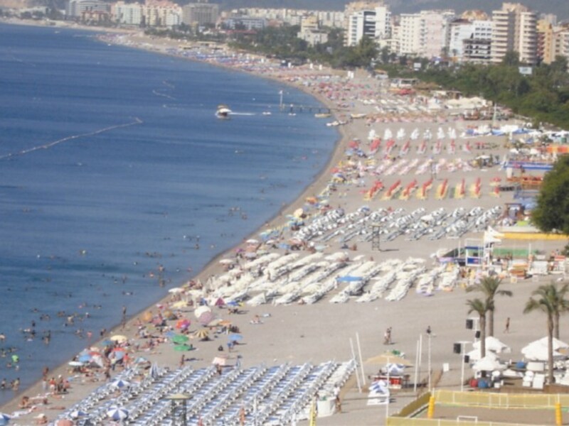 Het strand van de Turkse badstad Antalya.