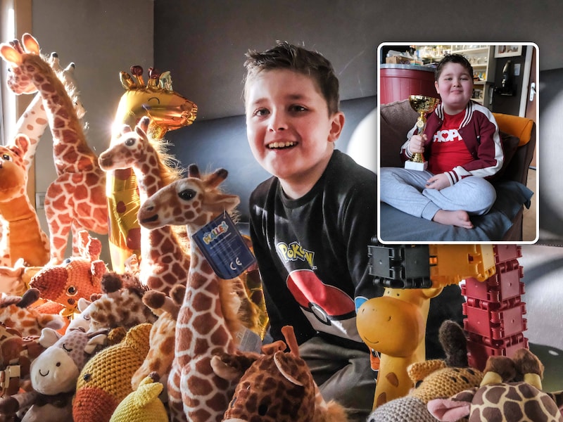 Eliyh (9) tussen de knuffels. Inzet: een jaar later in februari. De jongen overleed vrijdag thuis in Vleteren aan een hersentumor.