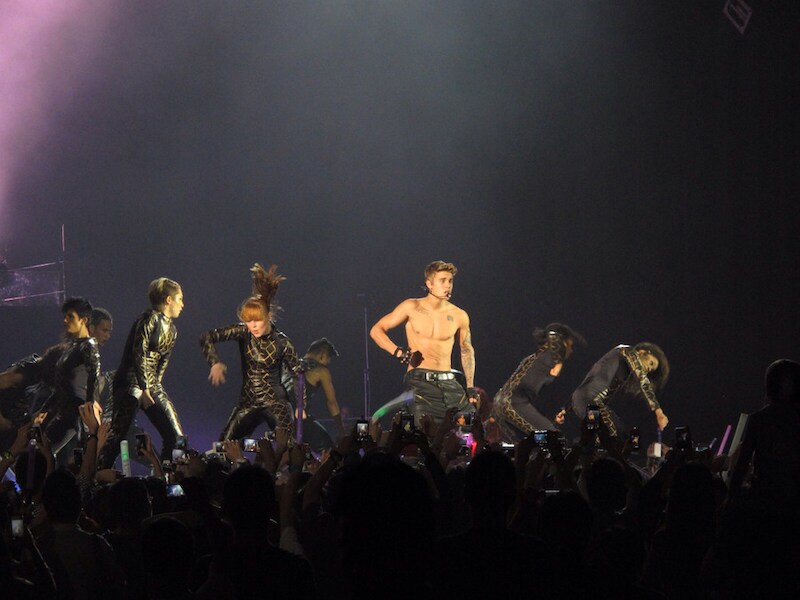 Justin Bieber op het podium.