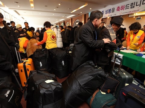 Zuid-Koreanen komen aan in het Hanwa Resort Condo, vlak bij de grens. Vanaf hier reizen ze door naar Mount Kumgang in Noord-Korea, waar ze familieleden mogen ontmoeten.