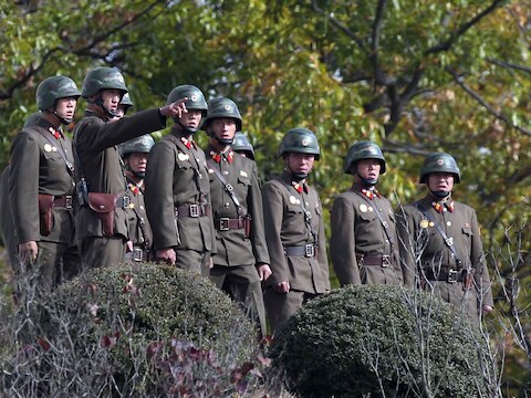 Noord-Koreaanse militairen bij de grens met Zuid-Korea