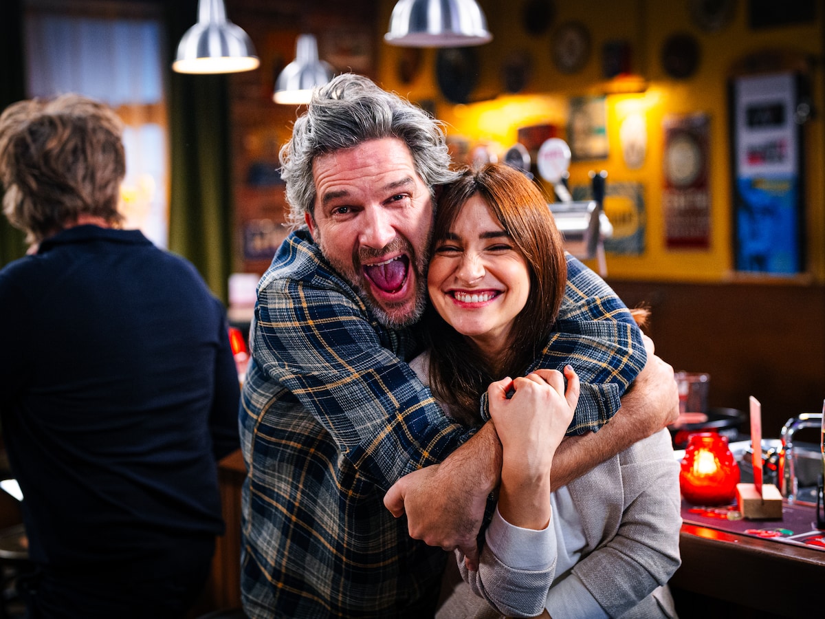 VTM zoekt 'Familie'-fans voor nieuwe podcast over de soap: “Vereisten? Een groot hart voor de reeks en een vlotte babbel” | TV | hln.be