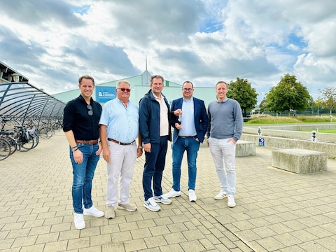 Burgemeester Björn Prasse, schepenen Mitch De Geest, Patrick De Meulenaere en Dennis Monte samen met Parcifal Coeman (zaakvoerder Urban Gardensp).