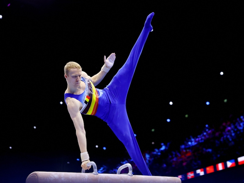 Kilan Van der Aa aan het werk op het WK turnen in Rotterdam.