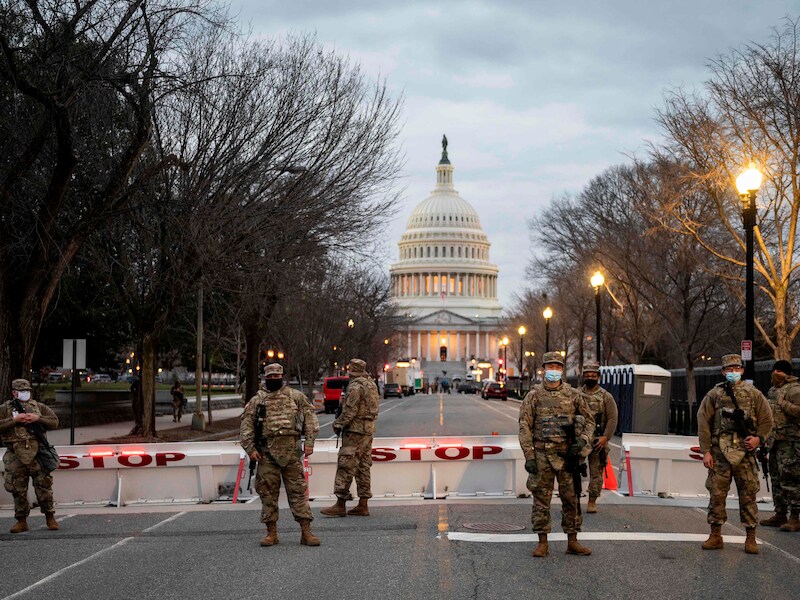 De omgeving van het Capitool is naar aanloop van de inauguratie van Joe Biden afgegrendeld. Leden van de Nationale Garde bewaken de omgeving.