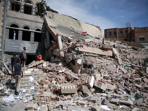 Puin van het gebombardeerde gebouw in de Jemenitische stad Sanaa.