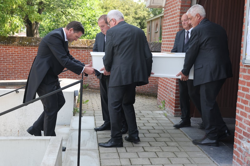 De kist van Arthur werd buitengedragen. 