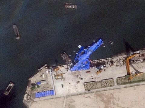 Het schip is bedekt met een blauw zeil na het incident.