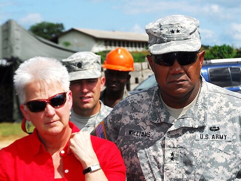 Twaalf soldaten, onder wie de voormalige Amerikaanse missieleider in Liberia, generaal Darryl Williams, zijn onder verhoogd toezicht geplaatst.