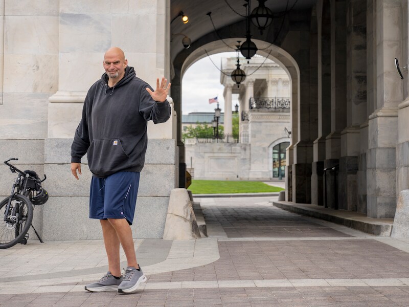 Senator John Fetterman komt liever in sportieve kledij werken.