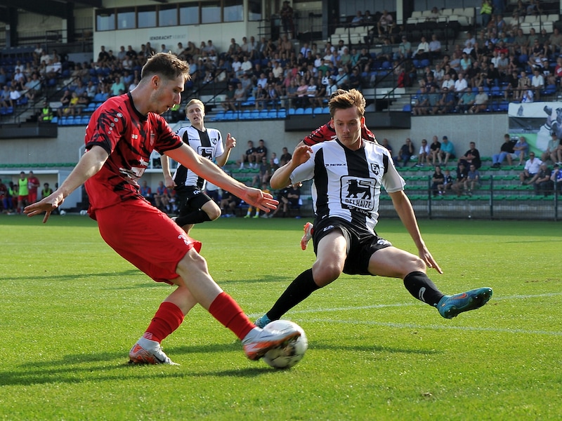 Calvin Dekuyper (r.) is blij met zijn terugkeer naar Eendracht Aalst Lede.