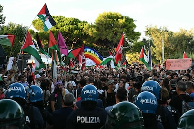 Duizenden mensen houden manifestatie aan filmfestival Venetië, Palestijnse vlag duikt ook op op rode loper