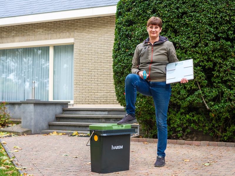 Myriam Somers klaagt aan dat de wegingen door IVAREM niet altijd correct zijn. Ze woog haar afvalbakken zelf met haar personenweegschaal.